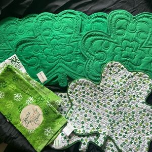 St Patrick table mats Two towels.